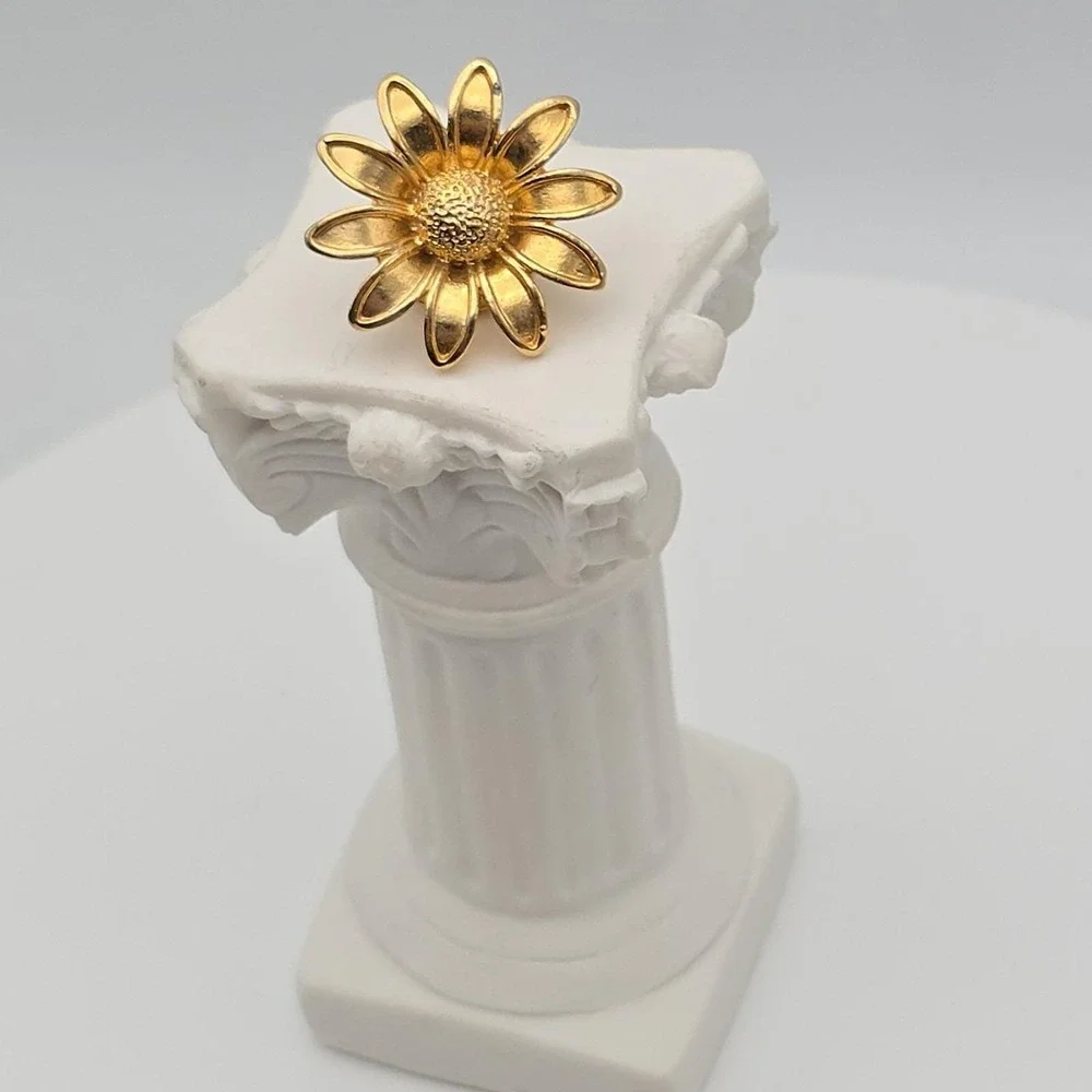 Vtg Sunflower Daisy Pin Brooch Tie Tack Lapel Pin Hat Pin Gold Plate .75